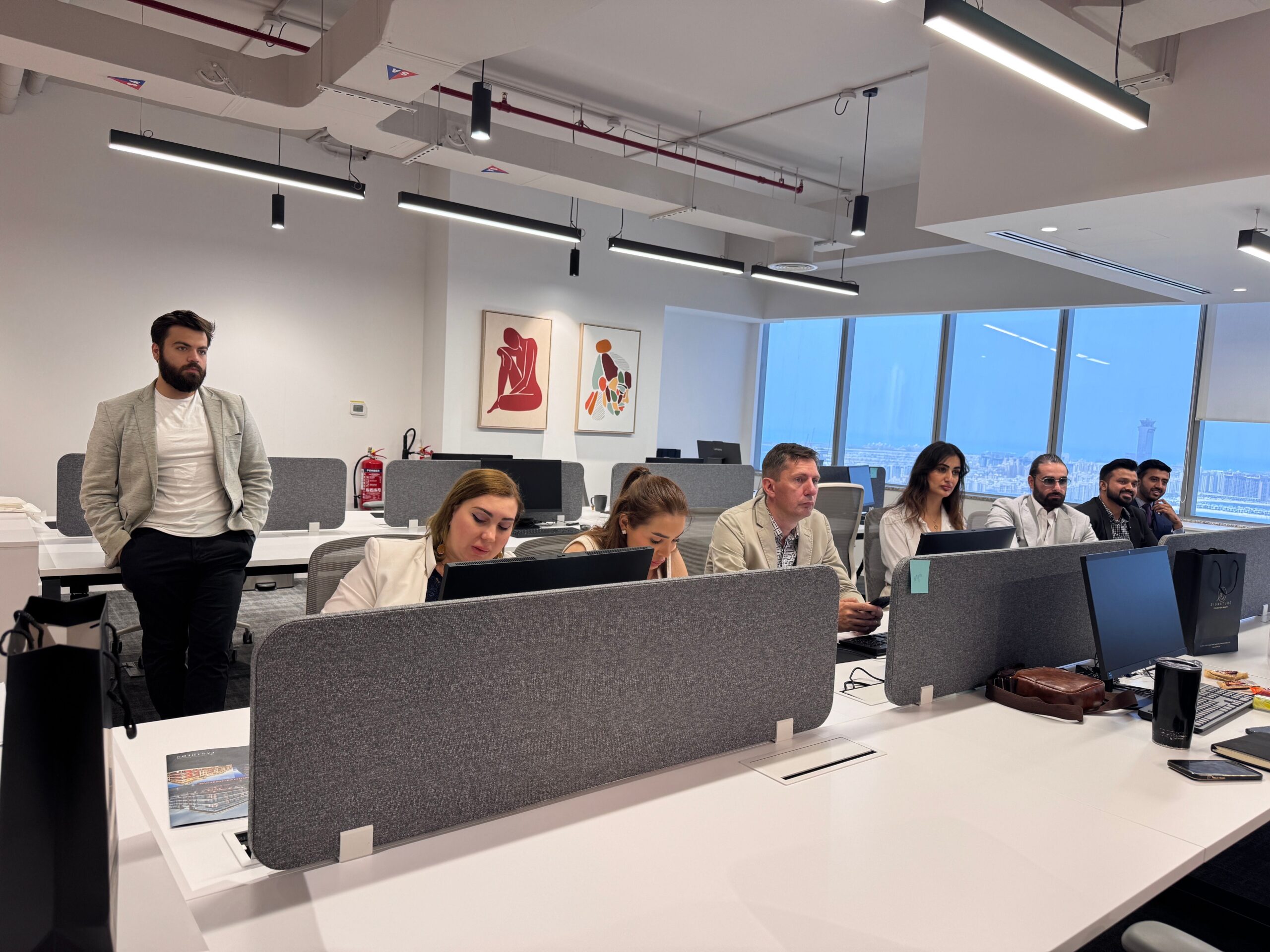 Digital Agency Dubai vs Freelancers: Which Is Better for Your Business?
